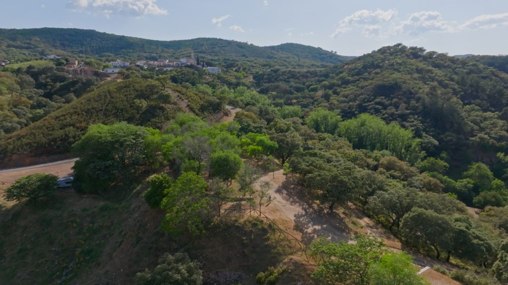 Luftaufnahme des Wohnmobilparkplatzes in Corteconcepión. Im Hintergrund ist der Ort zu sehen.